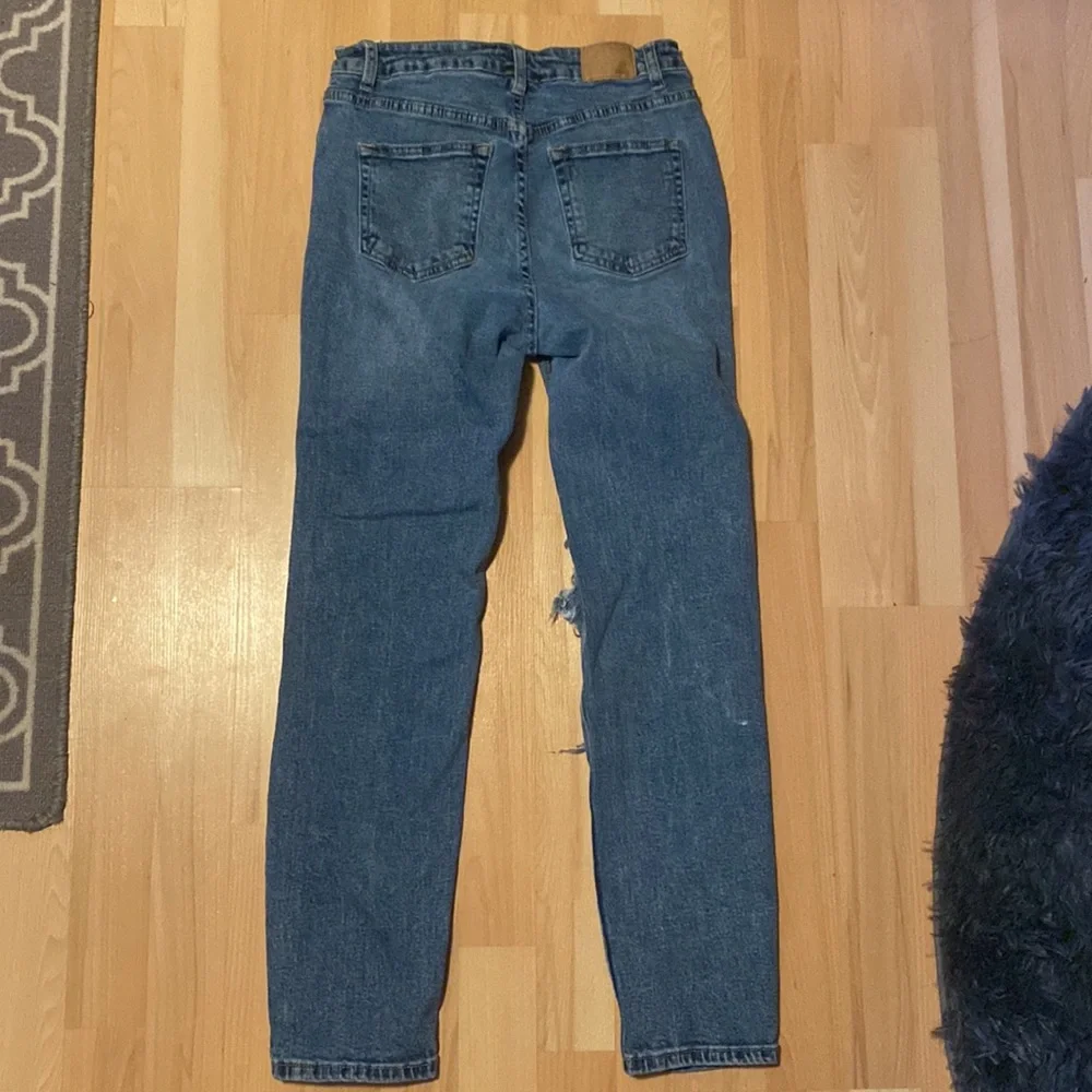 Mid rise blue Aeropostale ripped mom jeans - Picture 2 of 2